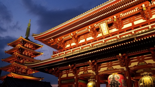 浅草寺の宝蔵門と五重塔